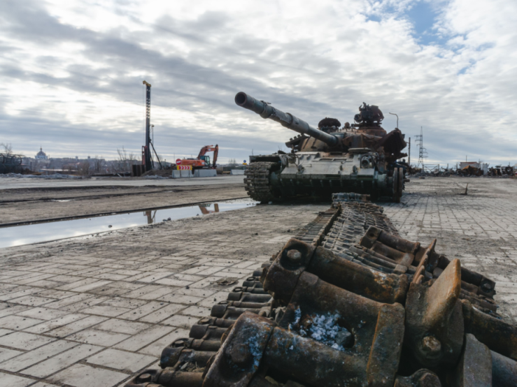 beschädigter militärischer Panzer in Russlands Krieg in der Ukraine